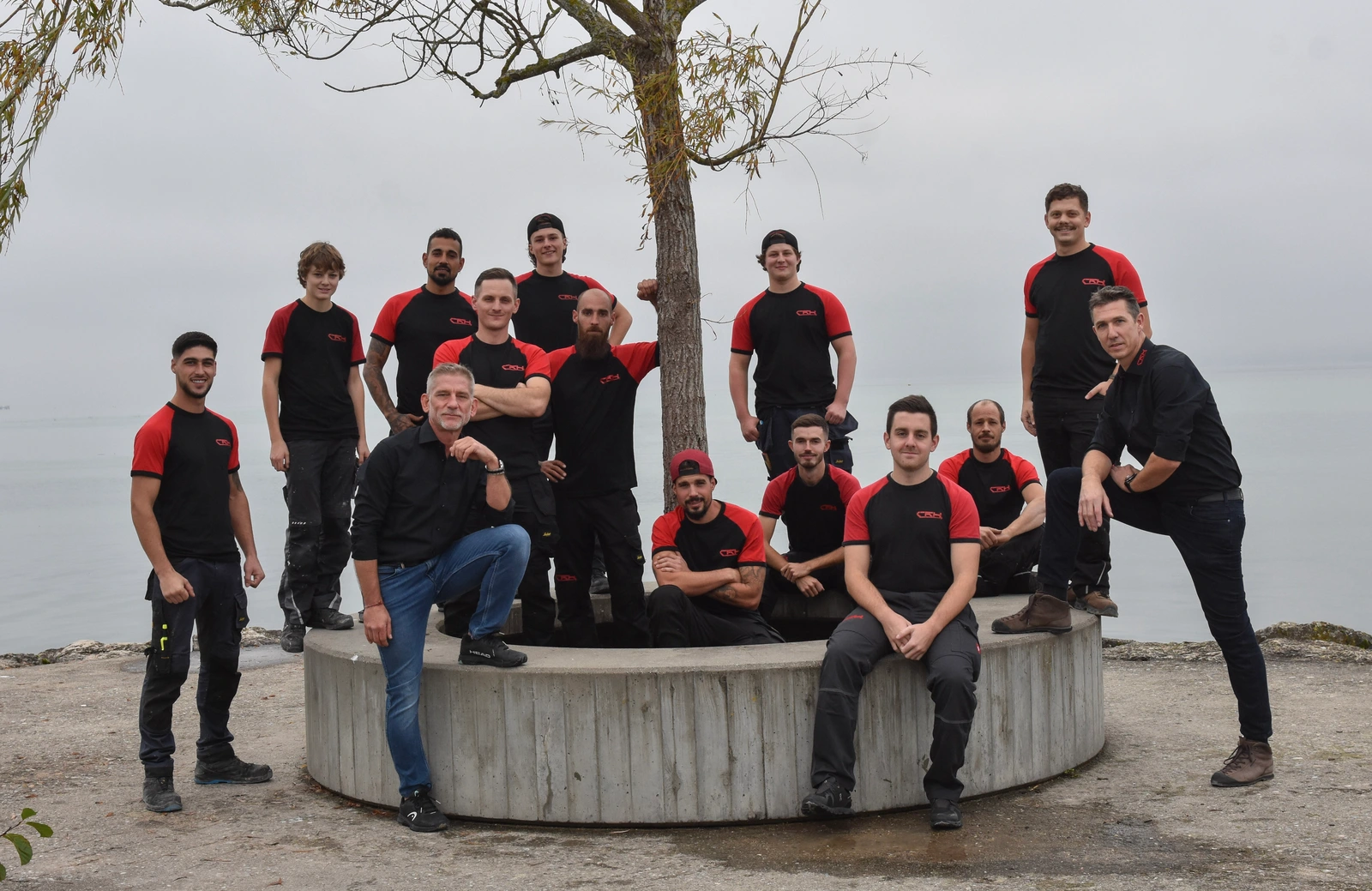 Toute l'équipe de CRH Sàrl à Saint-Aubin au complet avec la team charpente, photovoltaïque, couverture, etc