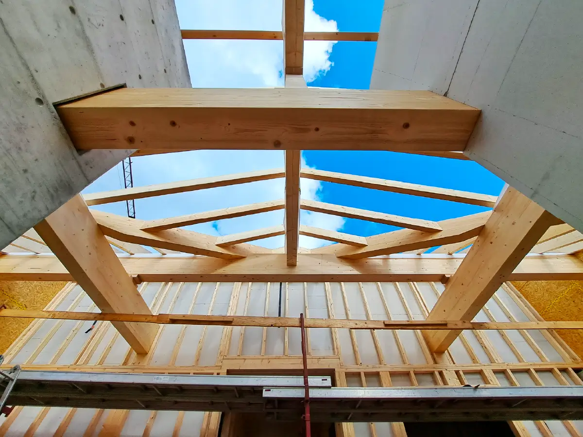 Structure de toiture en bois sur un bâtiment en construction à Sonvilier.