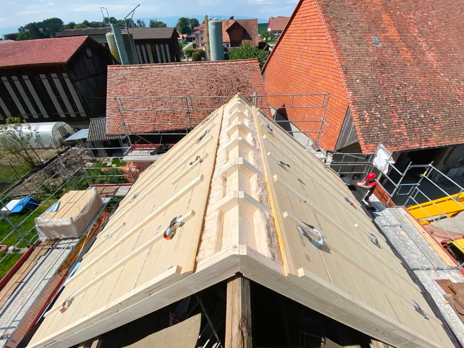 Travaux d’isolation extérieure sur une maison familiale à Bussy, réalisés par CRH Sàrl.